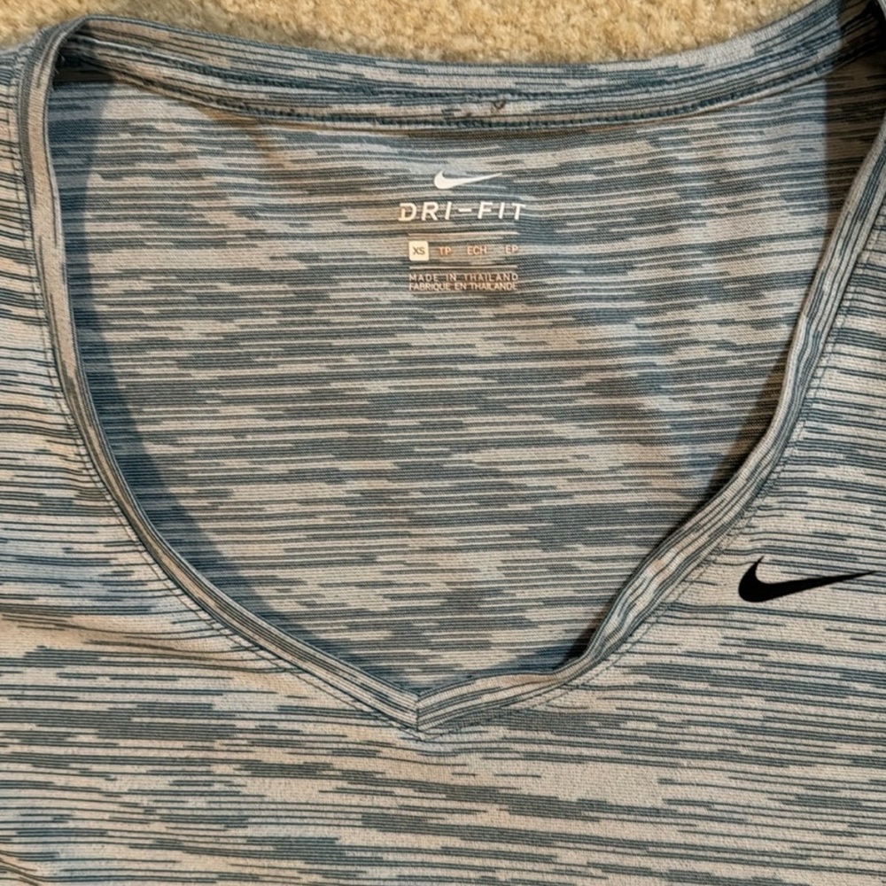 Lot of 4 Nike v-neck Dri-Fit short sleeve workout shirts size XS - Picture 5 of 5